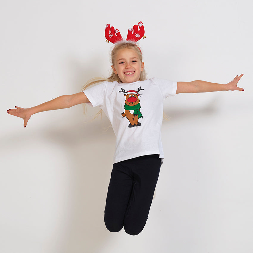 Et hoppende barn iført en hvid T-shirt med juletema.